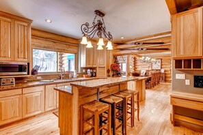 House, Multiple Beds (Ski Classic Lodge) | Private kitchen - Ski Classic Lodge (Breckenridge)