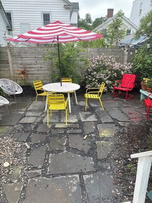 Outdoor dining - The Strand House with hot tub (Kingston)
