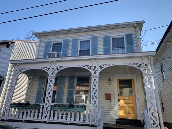 Exterior detail - The Strand House with hot tub (Kingston)