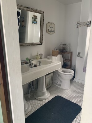 Bathtub, hair dryer, towels, soap - The Strand House with hot tub (Kingston)