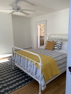 2 bedrooms, desk, free WiFi, bed sheets - The Strand House with hot tub (Kingston)