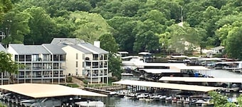 JUSTE REMODÉ - GRAND ENDROIT! GRANDE VUE SUR LE LAC!