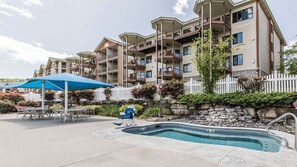 室内游泳池，室外游泳池