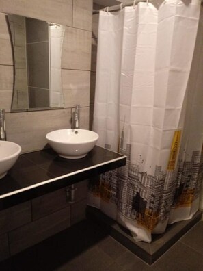 Honeymoon Room | Bathroom | Shower, rainfall showerhead, towels, soap - Hotel Don Juan (José Leonardo Ortiz)
