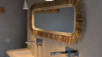 Deluxe Quadruple Room | Bathroom | Shower, towels