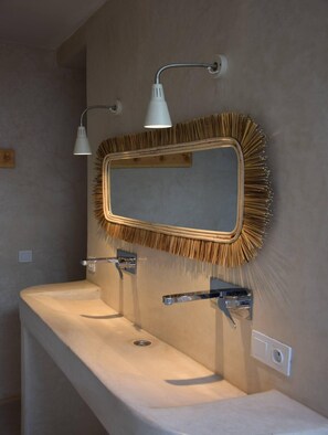 豪華四人房 | 浴室 | 淋浴設備、毛巾