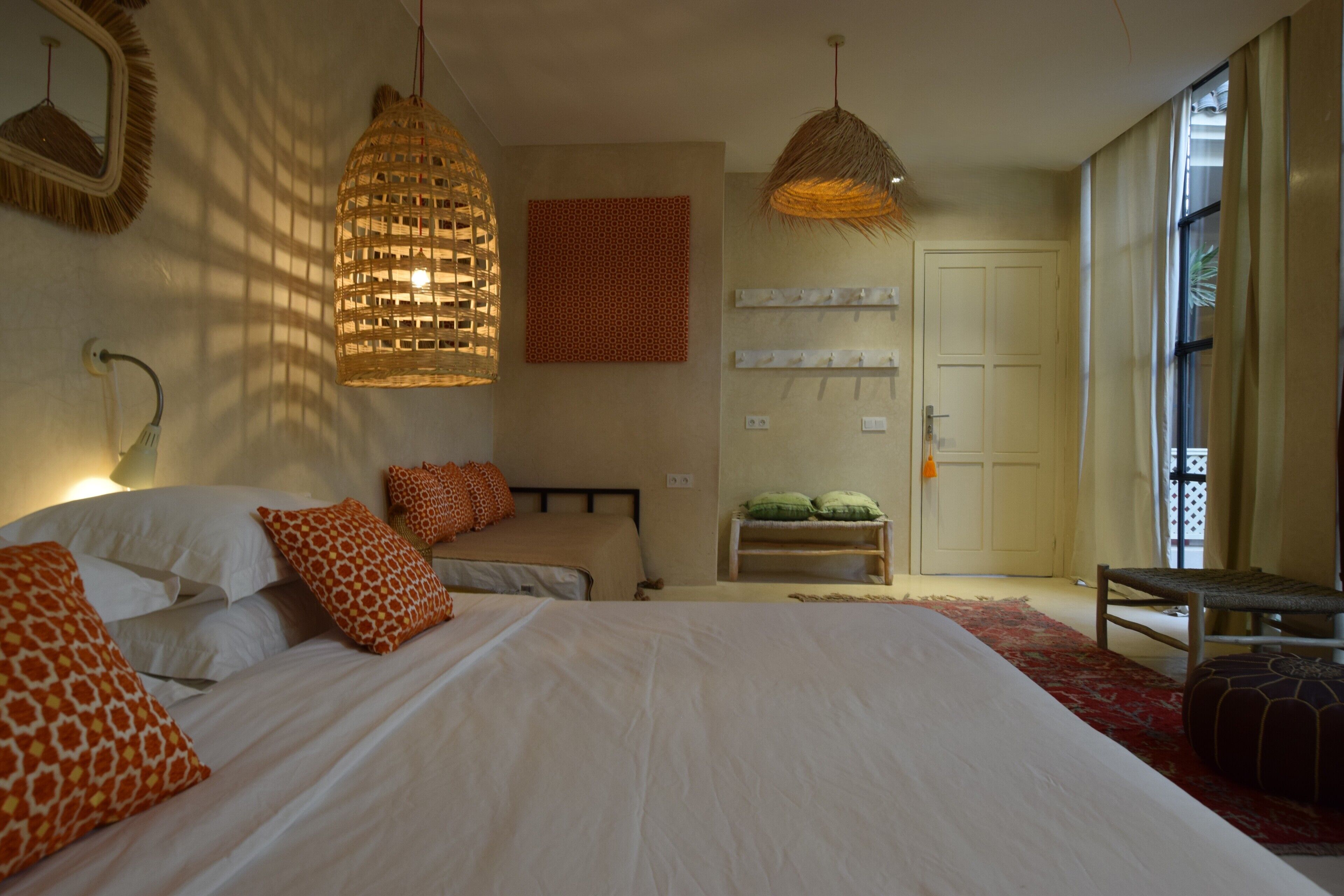 Deluxe Quadruple Room | Peralatan tempat tidur premium, gebar bulu kapas 