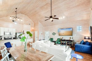 TV - Private Hot tub, comm pool, 75" TV, blackouts, Home + Studio (Port Aransas)