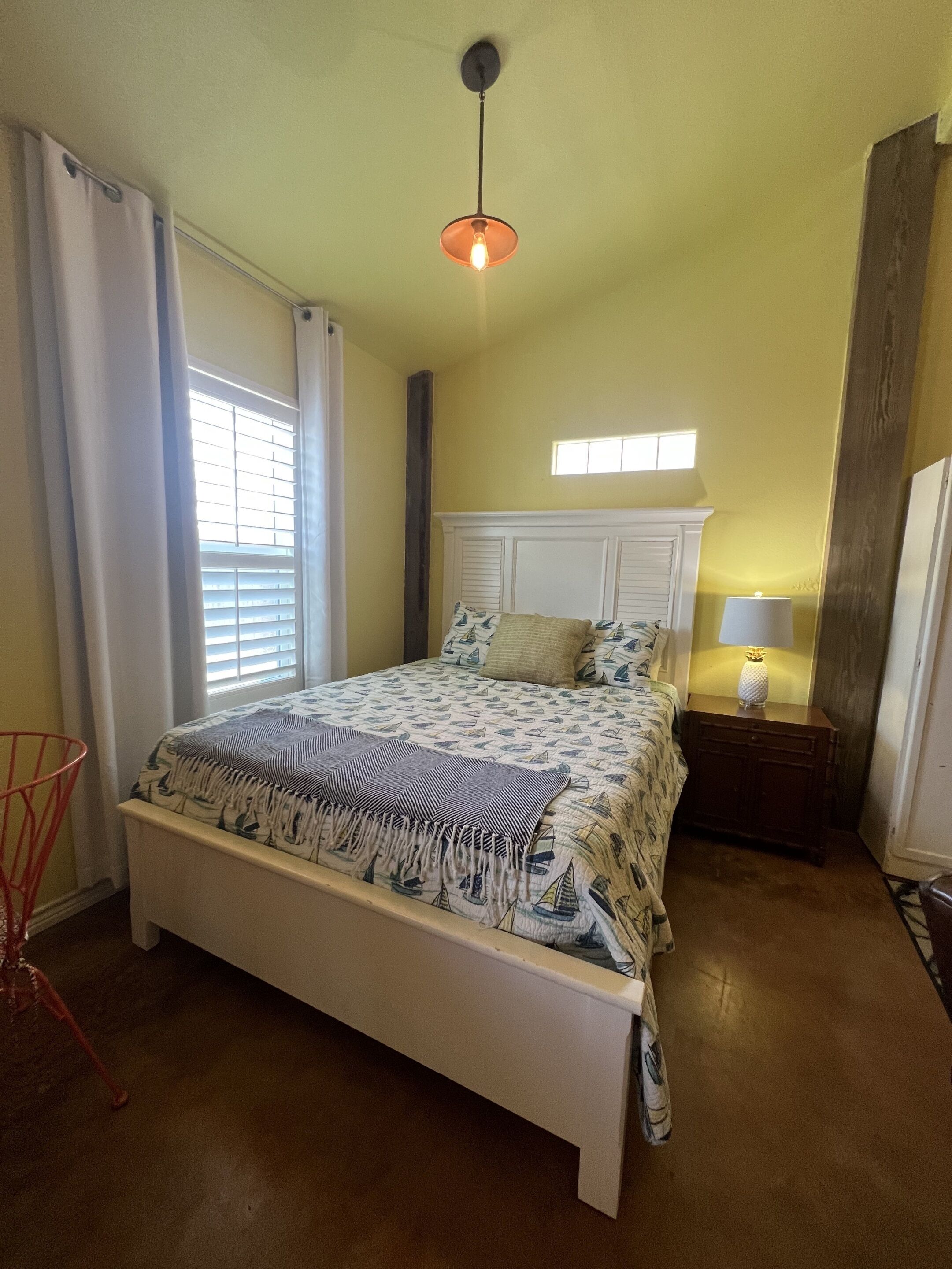 4 chambres, bureau, fer et planche à repasser, lit de bébé portatif