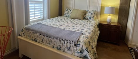 4 chambres, bureau, fer et planche à repasser, lit de bébé portatif