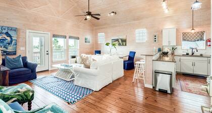 Private Hot tub, comm pool, 75" TV, blackouts, Home + Studio