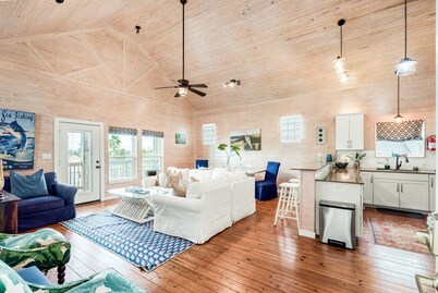 Private Hot tub, comm pool, 75" TV, blackouts, Home + Studio