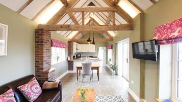 تلفزيون بشاشة مسطحة بحجم 30-بوصة يعرض قنوات تلفزيونية باشتراك مدفوع