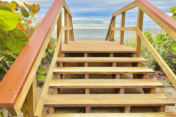 There are several Jupiter beaches to choose from, close to the Coastal Village Retreat!