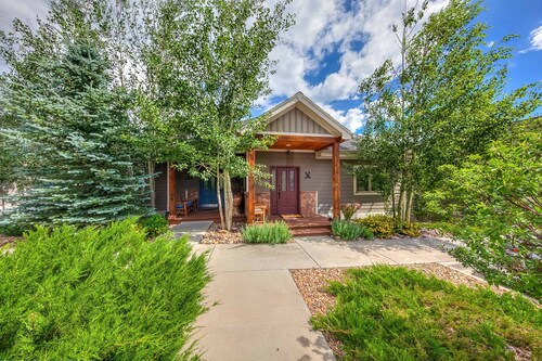 Amazing Mountain and Lake Views~3 miles to RMNP Entrance~Peaceful area of Estes!