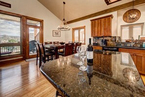 Dining - Amazing Views~Modern Rustic~3 miles to RMNP Entrance~Peaceful area of Estes! (Estes Park)