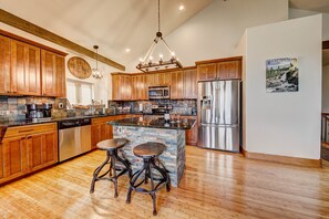 Frigorífic, microones, forn i placa de cuina 