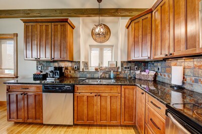 Amazing Views~Modern Rustic~3 miles to RMNP Entrance~Peaceful area of Estes!