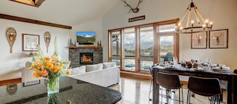 Enormes vistas a la montaña y al lago! ¡Casa de pueblo moderna y nueva! ¡4 millas a RMNP!