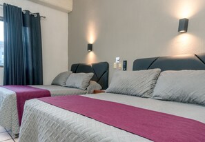 In-room safe, desk, laptop workspace, free WiFi - Hotel Melanie Tepic (Tepic)