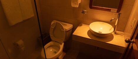 Un baño pequeño con inodoro y lavamanos.