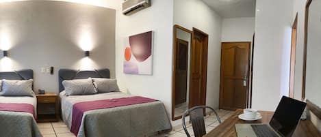 Caja de seguridad en la habitación y escritorio