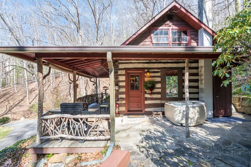 Romantic Mountain Getaway - Hot Tub- Historic Charm