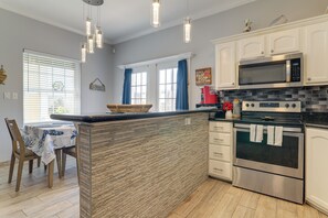 Réfrigérateur, micro-ondes, plaque de cuisson, lave-vaisselle