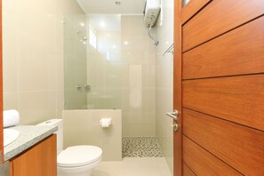 Deluxe Double Room | Bathroom | Shower, free toiletries, towels - Manu Guest House 2 (Canggu)