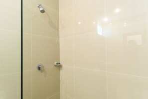 Chambre Deluxe double | Salle de bain | Douche, articles de toilette (gratuits), serviettes fournies