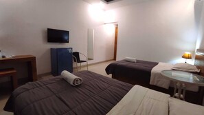 Deluxe Twin Room | Desk, blackout drapes, free WiFi, bed sheets - Manu Guest House 2 (Canggu)