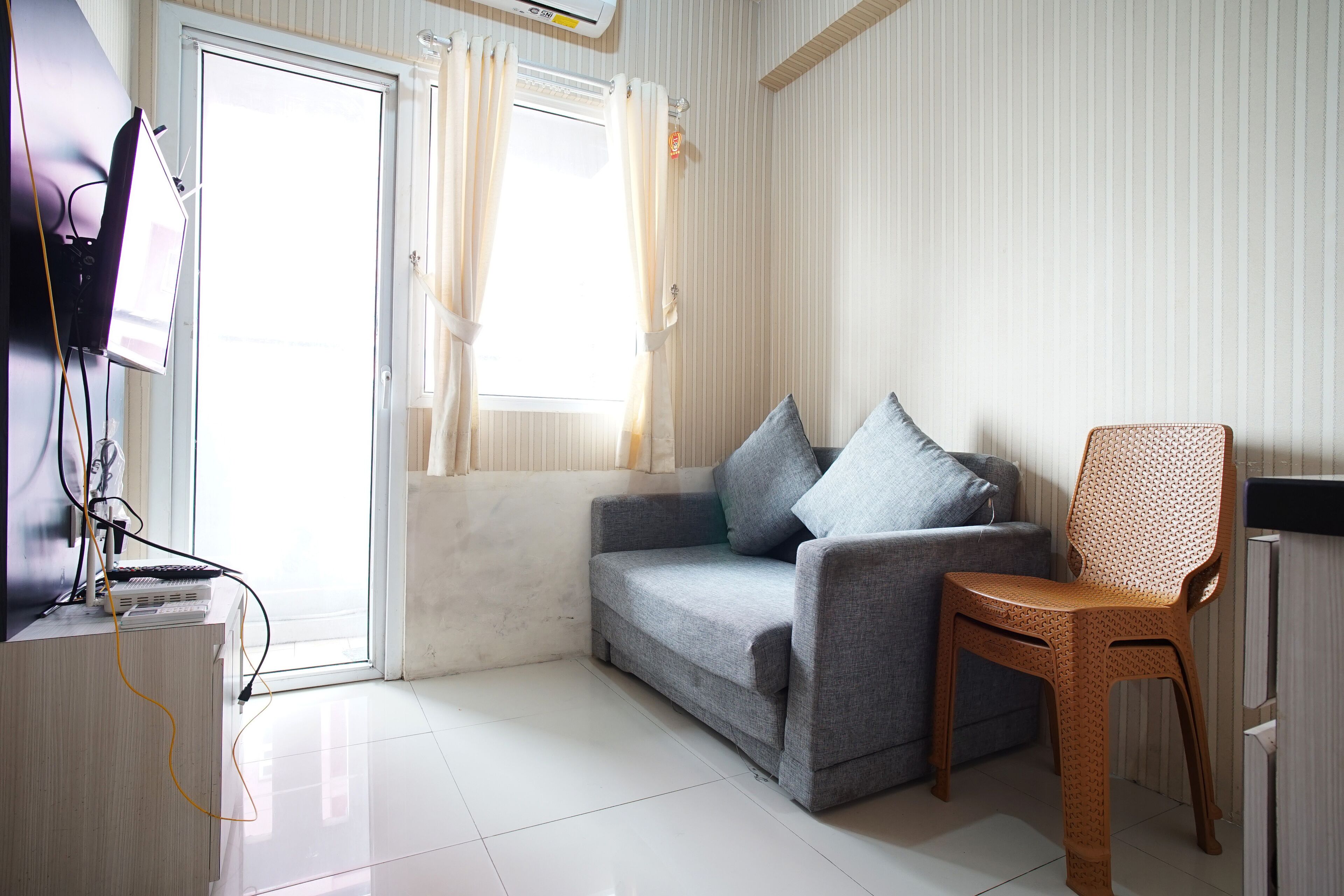 Room | Living room | 32-inch TV with satellite channels