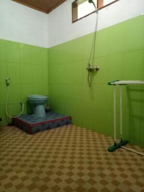 Shower, towels - Laster Jony's Guest House (Samosir)