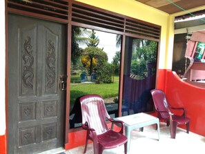 Terrace/patio - Merlyn Guest House (Samosir)