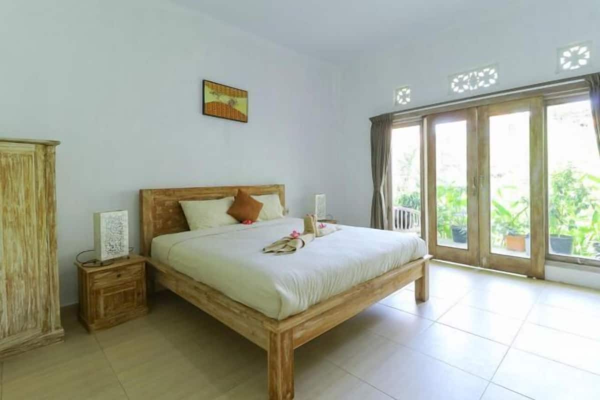Minibar, bureau, draps fournis