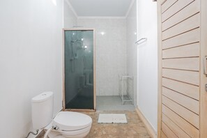 Chambre Standard | Salle de bain | Douche, chaussons, serviettes fournies