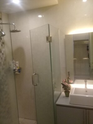 Penthouse | Bathroom | Shower, free toiletries, towels - Luxury Living At The Edge (Cimahi)