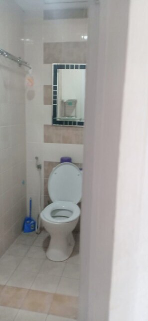 Studio | Bathroom | Shower, free toiletries, towels - Luxury Living At The Edge (Cimahi)