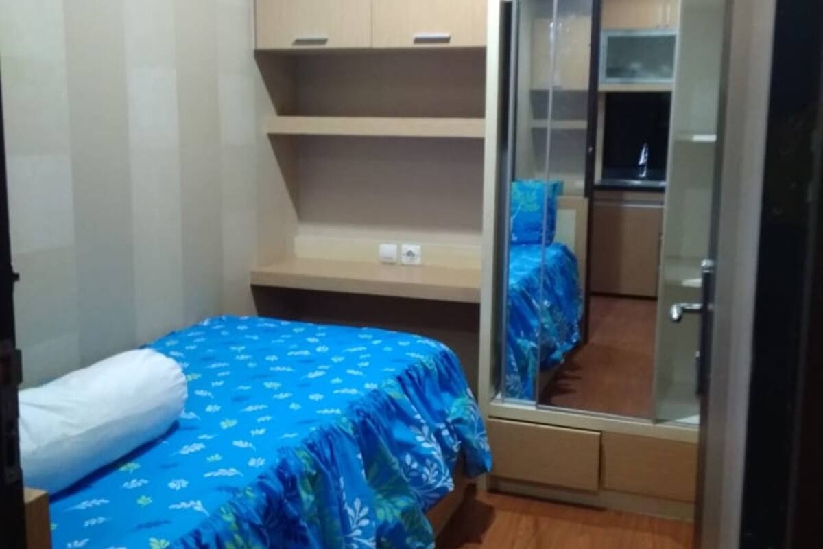Desk, individually decorated, individually furnished, bed sheets