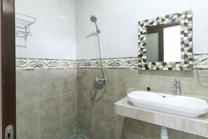 Deluxe Room | Bathroom | Shower, towels