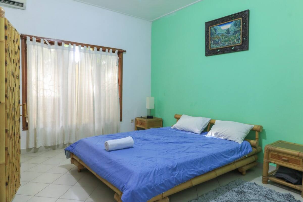 Kamar Double Standar | Meja kerja, tirai kedap cahaya, Wi-Fi gratis, dan seprai linen