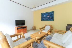 Habitación estándar doble | Sala de estar | Una televisión LCD