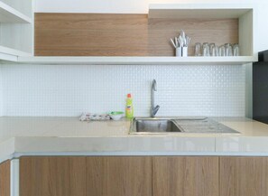 Lemari es di ruangan bersama