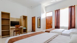 Laptop workspace, soundproofing, free WiFi, bed sheets - Griya Limasan Hotel (Wonosari)