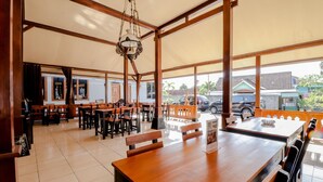Outdoor dining - Griya Limasan Hotel (Wonosari)