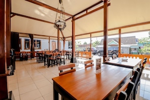 Outdoor dining - Griya Limasan Hotel (Wonosari)