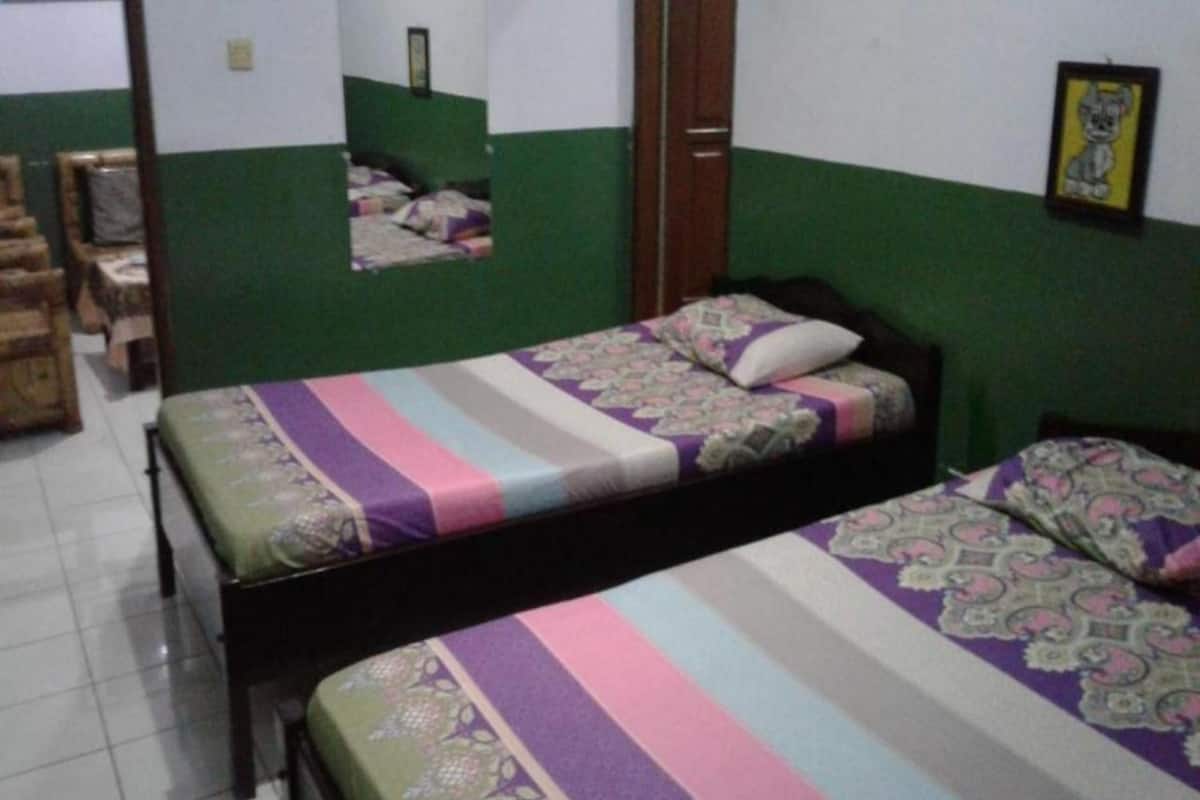 Family Room | Laptop workspace, bed sheets