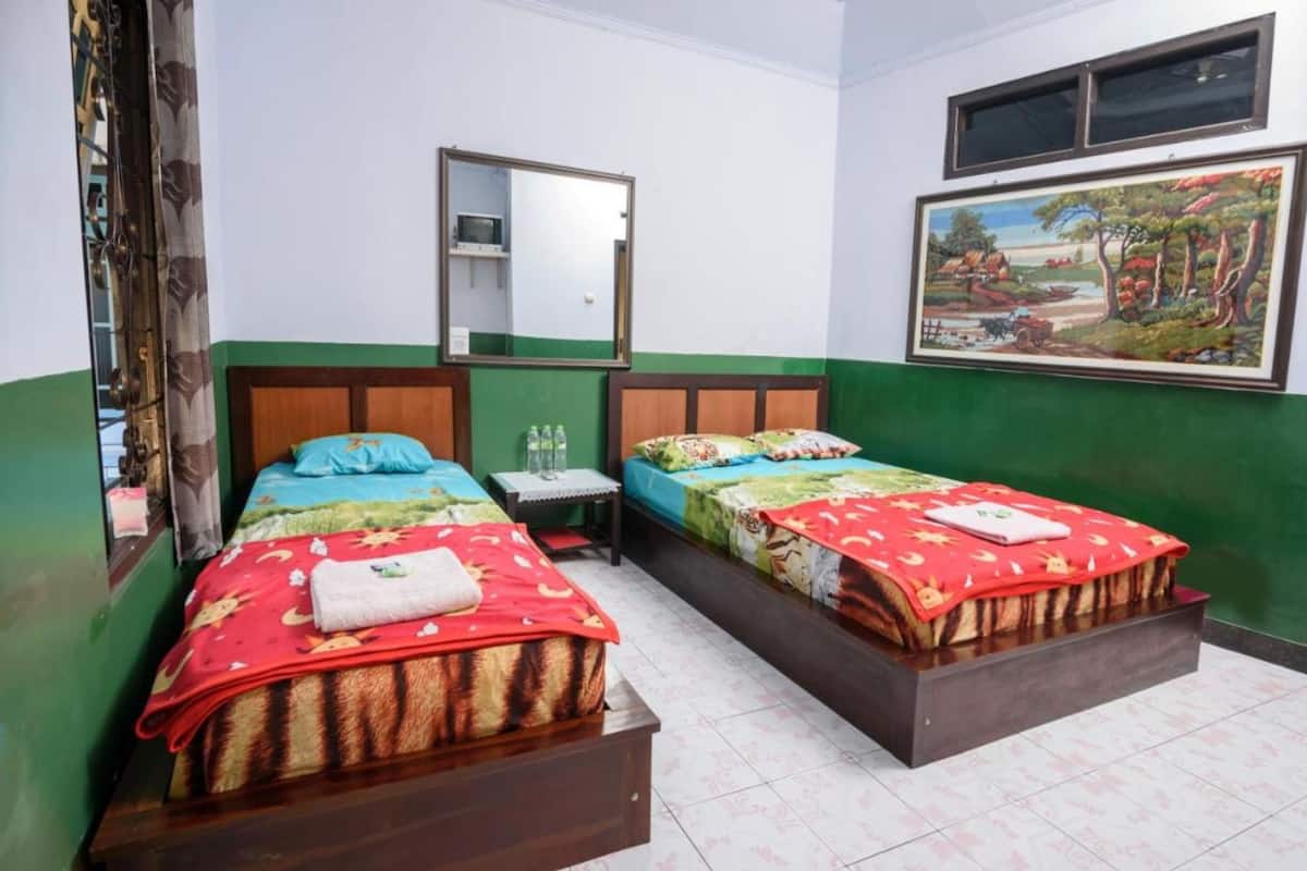 Standard Triple Room | Laptop workspace, bed sheets
