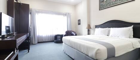 Escritorio y espacio para trabajar con laptop