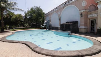 Outdoor pool, sun loungers